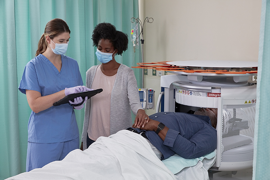 Hyperfine_Swoop_Patient_-_Adult_With_Nurse_and_Family_2_-_LBL-001281_v1.jpg